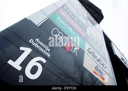 ZAGREB, Kroatien-Januar 1: Haus Nummer und kommerziellen Zeichen auf der Avenue Mall aufbauend auf 3. Januar 2014 in Zagreb, Kroatien. Stockfoto