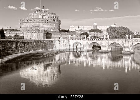 Blick auf berühmte Saint Angel Schloss und Brücke über den Tiber in Rom, Italien. Stockfoto