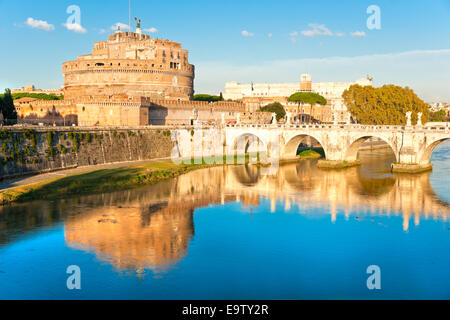 Blick auf berühmte Saint Angel Schloss und Brücke über den Tiber in Rom, Italien. Stockfoto