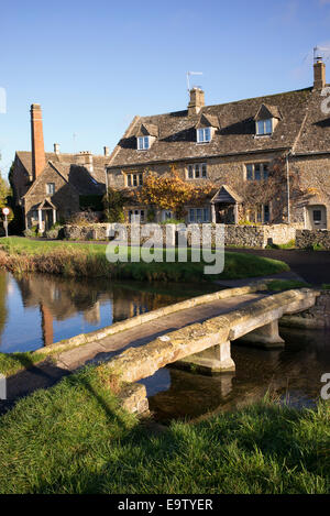 Die alte Mühle. Lower Slaughter in der Herbstsonne. Cotswolds, Gloucestershire, England Stockfoto