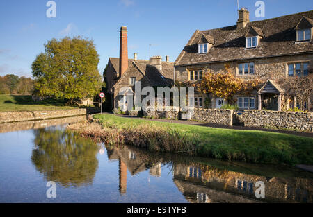 Die alte Mühle. Lower Slaughter in der Herbstsonne. Cotswolds, Gloucestershire, England Stockfoto