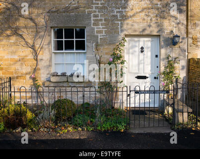 Morgenlicht und Schatten auf einer Hütte in Lower Slaughter. Cotswolds, Gloucestershire, England Stockfoto