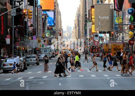 Eine geschäftige Straßenszene in Manhattan, New York City, USA.  Blick nach Süden entlang der 7th Avenue. Stockfoto