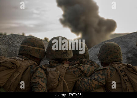 US-Marines mit Battalion Landing Team, 3. Bataillon, 5. Marineregiment, 31. Marine Expeditionary Unit beobachten Sprengstoff Stockfoto