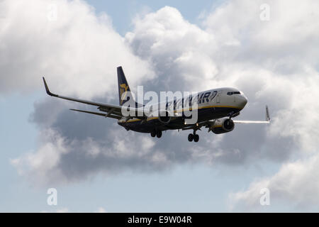 Ryanair Boeing 737-800 nach Manchester International Airport landen. Stockfoto