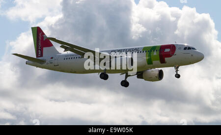 TAP Portugal Airbus A320 (CS-TNW, "José Saramago), Manchester International Airport landen. Stockfoto