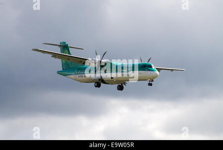 Aer Lingus Regional ATR 72-600 (EI-FAX, "St. grell") nach Manchester International Airport landen. Stockfoto