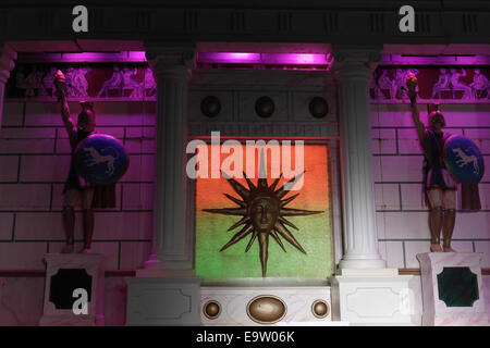 Nachtansicht lila Lichter Soldaten entweder Seite orange grüne Göttin Bild, "Feuer und Wasser-Tableau", Blackpool Illuminations, UK Stockfoto