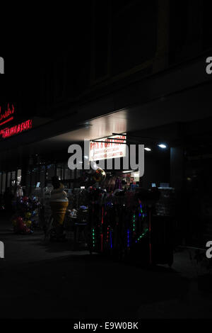 Nachtporträt "Rock & Geschenk Shop", Bürgersteig Leuchtstäbe, Kugeln, in der Nähe von Harry Ramsden, zentralen Promenade Blackpool Illuminations Stockfoto