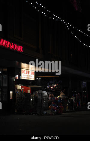 Nachtporträt "Rock & Geschenk Shop", Bürgersteig Geschenke, glow Sticks, in der Nähe von Harry Ramsden, zentralen Promenade Blackpool Illuminations Stockfoto