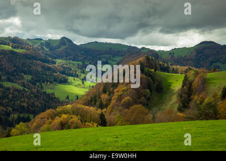 Herbst im Naturpark Thal, Jura-Gebirge, Schweiz. Stockfoto