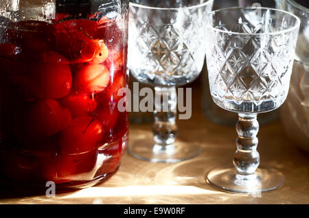 Glas mit vorformulierten Äpfel sonnenbeschienenen, horizontale Stockfoto