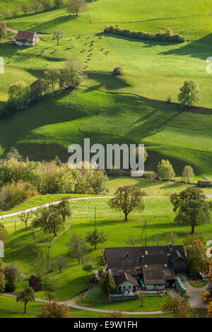 Herbst im Naturpark Thal, Jura-Gebirge, Schweiz. Stockfoto