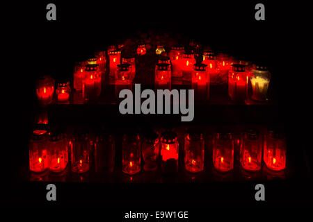 Viele Kerzen an Allerheiligen, auf einem Friedhof Mirogoj in Zagreb, Kroatien Stockfoto