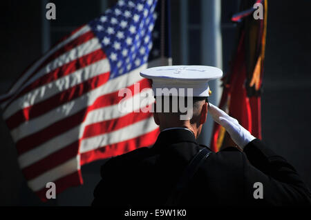 US Marine Corps General James F. Amos, der scheidende Kommandant des Marinekorps, würdigt die Farben während der Passage der Befehl Zeremonie an Marine Barracks Washington in Washington, D.C., 17. Oktober 2014. Amos aufgegeben Befehl des Marine Corps Stockfoto