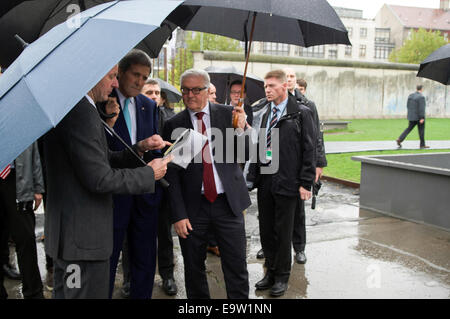 Berlin Wall Memorial Visitor Center Director Axel Klausmeier verweist auf einer Karte als US-Außenminister John Kerry und der deutsche Außenminister Frank-Walter Steinmeier besichtigten die Reste der Berliner Mauer anlässlich des 25. Jahrestages der seinen Fall und werden Stockfoto