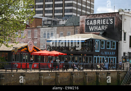 Gabriels Wharf am Südufer der Themse in London, England. Stockfoto