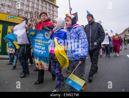 Kiew, Ukraine. 2. November 2014. In Kiew nahm Aktion "Donbass gegen Terror und illegitime Wahlen."  Nach Angaben der Veranstalter neben der Hauptstadt fand diese Aktion statt in 9 Städten. Die Veranstaltung wurde mit die Siedler und die Bewohner von Donbass befreiten Städten der östlichen Ukraine. Bildnachweis: Igor Golovnov/Alamy Live-Nachrichten Stockfoto