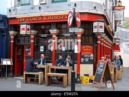 Der Coach und Pferde Pub im Soho-Bereich von London, England. Stockfoto