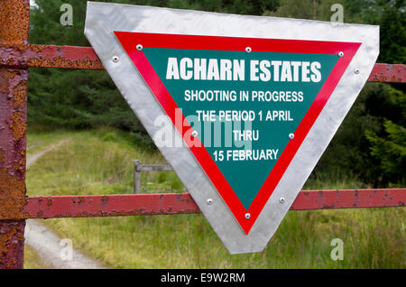 Acharn Estates Warnzeichen für Wanderer, die Dreharbeiten im Gange, Gleann Auchreoch, Nr Tyndrum, Stirlingshire, Schottland, UK Stockfoto