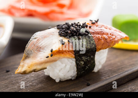Nigiri Sushi mit Räucheraal Stockfoto