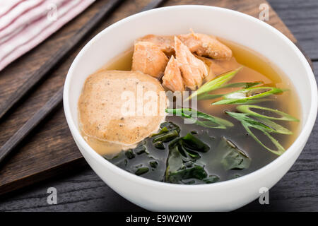 Nudelsuppe mit Lachs teriyaki Stockfoto