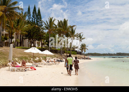 Mauritische einheimische und Touristen auf Belle Mare Beach, Mauritius Stockfoto