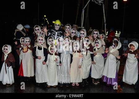 Stock Foto - Teilnehmer gruselige Kostüme tragen, während die jährliche Halloween-Parade. © George Sweeney/Alamy Stockfoto