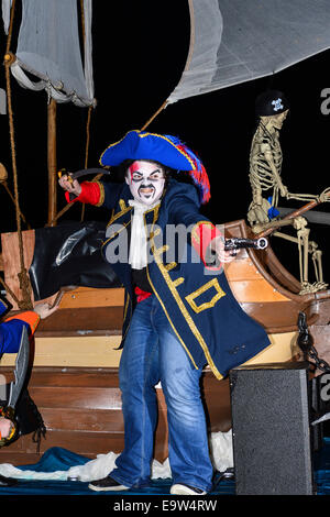 Stock Foto - Teilnehmer gruselige Kostüme tragen, während die jährliche Halloween-Parade. © George Sweeney/Alamy Stockfoto