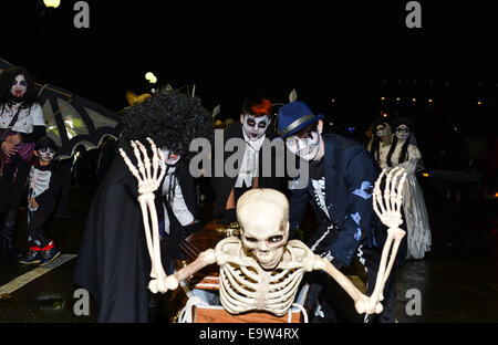 Stock Foto - Teilnehmer gruselige Kostüme tragen, während die jährliche Halloween-Parade. © George Sweeney/Alamy Stockfoto