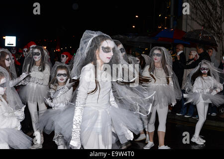 Stock Foto - Teilnehmer gruselige Kostüme tragen, während die jährliche Halloween-Parade. © George Sweeney/Alamy Stockfoto