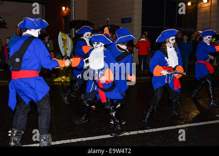 Stock Foto - Teilnehmer gruselige Kostüme tragen, während die jährliche Halloween-Parade. © George Sweeney/Alamy Stockfoto