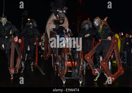 Stock Foto - Teilnehmer gruselige Kostüme tragen, während die jährliche Halloween-Parade. © George Sweeney/Alamy Stockfoto