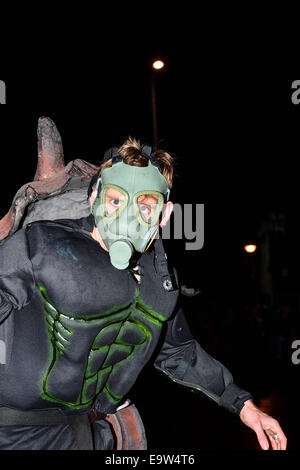 Stock Foto - Teilnehmer gruselige Kostüme tragen, während die jährliche Halloween-Parade. © George Sweeney/Alamy Stockfoto