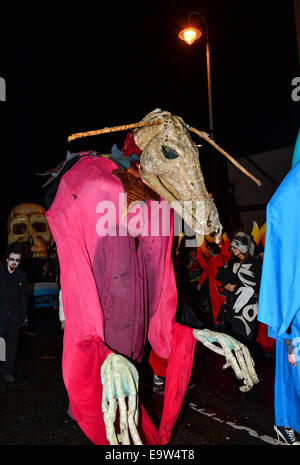 Stock Foto - Teilnehmer gruselige Kostüme tragen, während die jährliche Halloween-Parade. © George Sweeney/Alamy Stockfoto