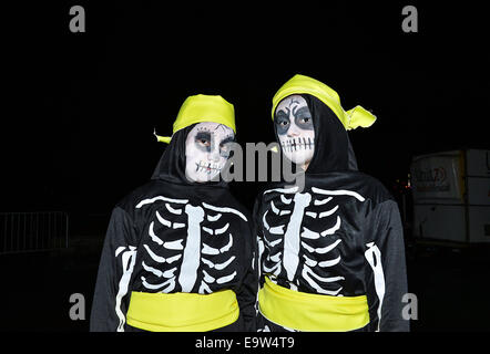 Stock Foto - Teilnehmer gruselige Kostüme tragen, während die jährliche Halloween-Parade. © George Sweeney/Alamy Stockfoto