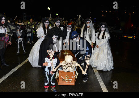 Stock Foto - Teilnehmer gruselige Kostüme tragen, während die jährliche Halloween-Parade. © George Sweeney/Alamy Stockfoto