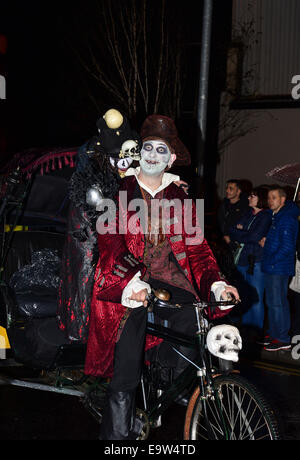 Stock Foto - Teilnehmer gruselige Kostüme tragen, während die jährliche Halloween-Parade. © George Sweeney/Alamy Stockfoto