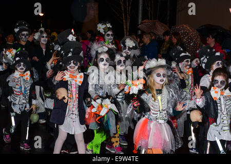 Stock Foto - Teilnehmer gruselige Kostüme tragen, während die jährliche Halloween-Parade. © George Sweeney/Alamy Stockfoto