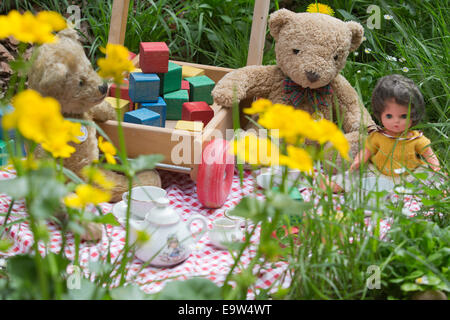 Im Bild: Einen Teddybären Picknick im Garten der magische Kindheit NSPCC. RHS Chelsea Flower Show. Stockfoto