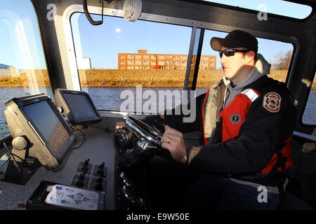 Clinton, IOWA, USA. 31. Oktober 2014. Die Clinton-Feuerwehr Personal Schulen mit dem neuesten und aufwendigsten Feuer Boot auf dem Mississippi Freitag, 31. Oktober 2014 während des Trainings ein kontrolliertes brennen. Die Clinton-Boot kostet fast $450.000 ist in der Lage, bis zu 1.500 Gallonen pro Minute auf einem Feuer zu Pumpen. Der Vollaluminium-Boot ist 26 Fuß lang und 10,5 Fuß breit, verfügt über eine verbesserte Radar und GPS-System, Nachtsicht video-Fähigkeiten, Side Scan Sonar für Unterwasser-Suche, einer Druckkabine für die Brandbekämpfung in gefährlichen Bedingungen, Strahlungsdetektion und andere Funktionen. Stockfoto