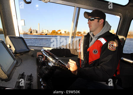 Clinton, IOWA, USA. 31. Oktober 2014. Die Clinton-Feuerwehr Personal Schulen mit dem neuesten und aufwendigsten Feuer Boot auf dem Mississippi Freitag, 31. Oktober 2014 während des Trainings ein kontrolliertes brennen. Die Clinton-Boot kostet fast $450.000 ist in der Lage, bis zu 1.500 Gallonen pro Minute auf einem Feuer zu Pumpen. Der Vollaluminium-Boot ist 26 Fuß lang und 10,5 Fuß breit, verfügt über eine verbesserte Radar und GPS-System, Nachtsicht video-Fähigkeiten, Side Scan Sonar für Unterwasser-Suche, einer Druckkabine für die Brandbekämpfung in gefährlichen Bedingungen, Strahlungsdetektion und andere Funktionen. Stockfoto