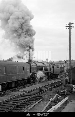 Original Britische Schiene Dampf Lok Schlacht von Großbritannien Klasse 34085 501 Geschwader Aufstoßen Rauch in den 1960er Jahren Stockfoto