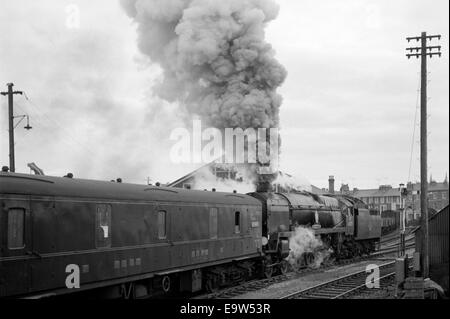 Original Britische Schiene Dampf Lok Schlacht von Großbritannien Klasse 34085 501 Geschwader Aufstoßen Rauch in den 1960er Jahren Stockfoto