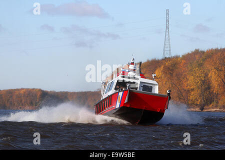 Clinton, IOWA, USA. 31. Oktober 2014. Clinton Feuerwehr Rennen um ein Ferienhaus in einer kontrollierten Verbrennung ausüben Freitag, 31. Oktober 2014. Die Clinton-Boot ist das neueste und aufwendigsten Feuer Boot auf dem Mississippi, kostet fast $450.000 und Pumpen bis zu 1.500 Gallonen pro minute auf einem Feuer. Der Vollaluminium-Boot ist 26 Fuß lang und 10,5 Fuß breit, verfügt über eine verbesserte Radar und GPS-System, Nachtsicht video-Fähigkeiten, Side Scan Sonar für Unterwasser-Suche, einer Druckkabine für die Brandbekämpfung in gefährlichen Bedingungen, Strahlungsdetektion und andere Funktionen. Stockfoto