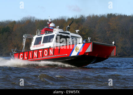 Clinton, IOWA, USA. 31. Oktober 2014. Clinton Feuerwehr Rennen um ein Ferienhaus in einer kontrollierten Verbrennung ausüben Freitag, 31. Oktober 2014. Die Clinton-Boot ist das neueste und aufwendigsten Feuer Boot auf dem Mississippi, kostet fast $450.000 und Pumpen bis zu 1.500 Gallonen pro minute auf einem Feuer. Der Vollaluminium-Boot ist 26 Fuß lang und 10,5 Fuß breit, verfügt über eine verbesserte Radar und GPS-System, Nachtsicht video-Fähigkeiten, Side Scan Sonar für Unterwasser-Suche, einer Druckkabine für die Brandbekämpfung in gefährlichen Bedingungen, Strahlungsdetektion und andere Funktionen. Stockfoto