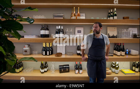 Manhattan, New York, USA. 25. Oktober 2014. Küchenchef ENRIQUE OLVER in seinem neuen Restaurant Cosme, Samstag, 25. Oktober 2014. © Bryan Smith/ZUMA Draht/Alamy Live-Nachrichten Stockfoto