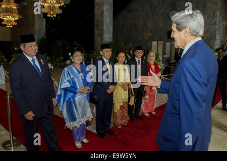 US-Außenminister John Kerry bereitet durch ausgehende indonesischen Präsidenten Susilo Bambang Yudhoyono begrüßt werden, wie er kommt, um Präsident Obama bei der Amtseinführung von Präsident elect Joko Widodo in Jakarta, Indonesien, am 20. Oktober 2014 vertreten. Stockfoto