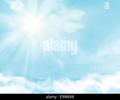 Sonne und blauer Himmel über den Wolken-Hintergrund Stockfoto