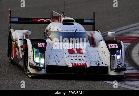 Shanghai, China, 2. November 2014. 1 - Audi Sport Team Joest, DEU. Audi R18 e-Tron Quattro. LUCAS DI GRASSI (BRA), LOIC DUVAL (FRA) und TOM KRISTENSEN (DNK) - FIA Langstrecken-Weltmeisterschaft 1-2 beenden in Shanghai am Shanghai International Circuit. © Marcio Machado/ZUMA Draht/Alamy Live News Bildnachweis: Marcio Machado/ZUMA Draht/Alamy Live-Nachrichten Stockfoto